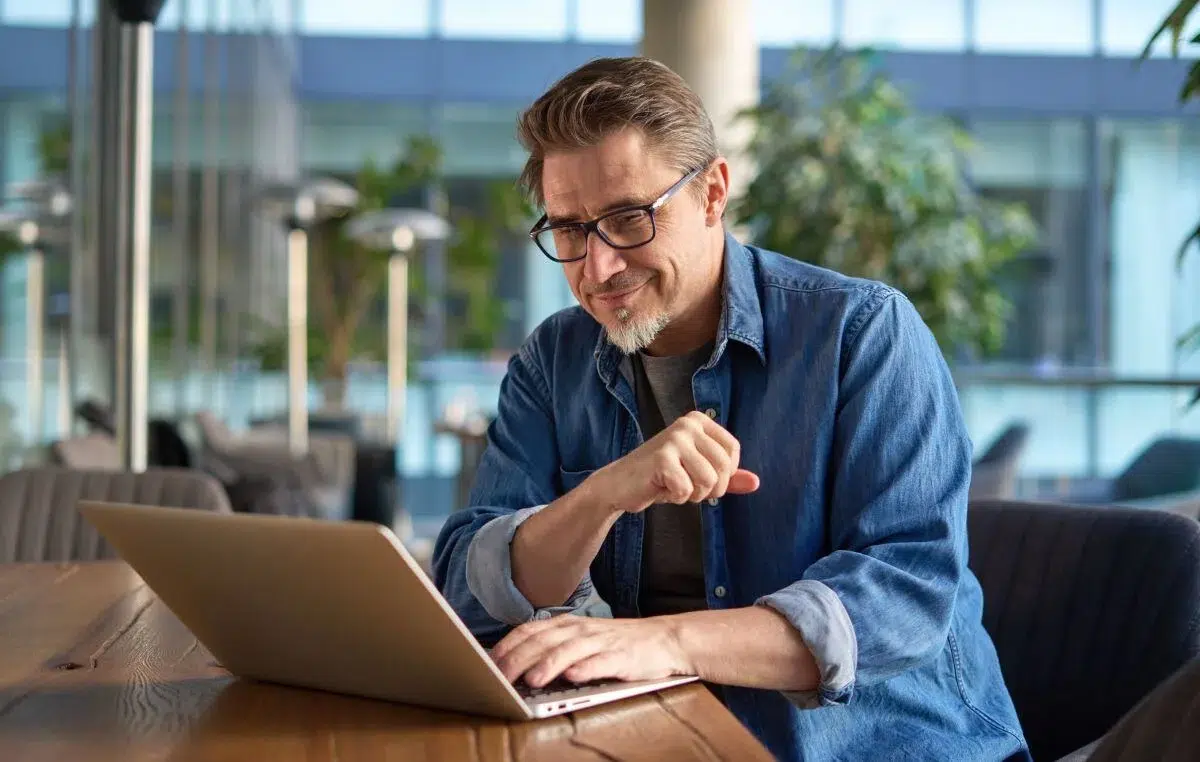 IT person conducting effective software audit on his laptop